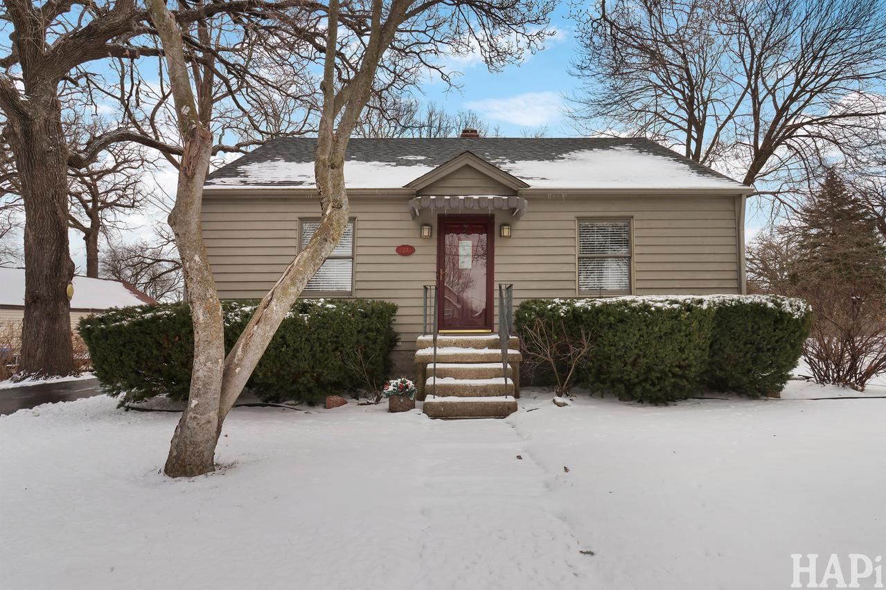 27 Oak Lane Dr., Lake Villa, IL 60046