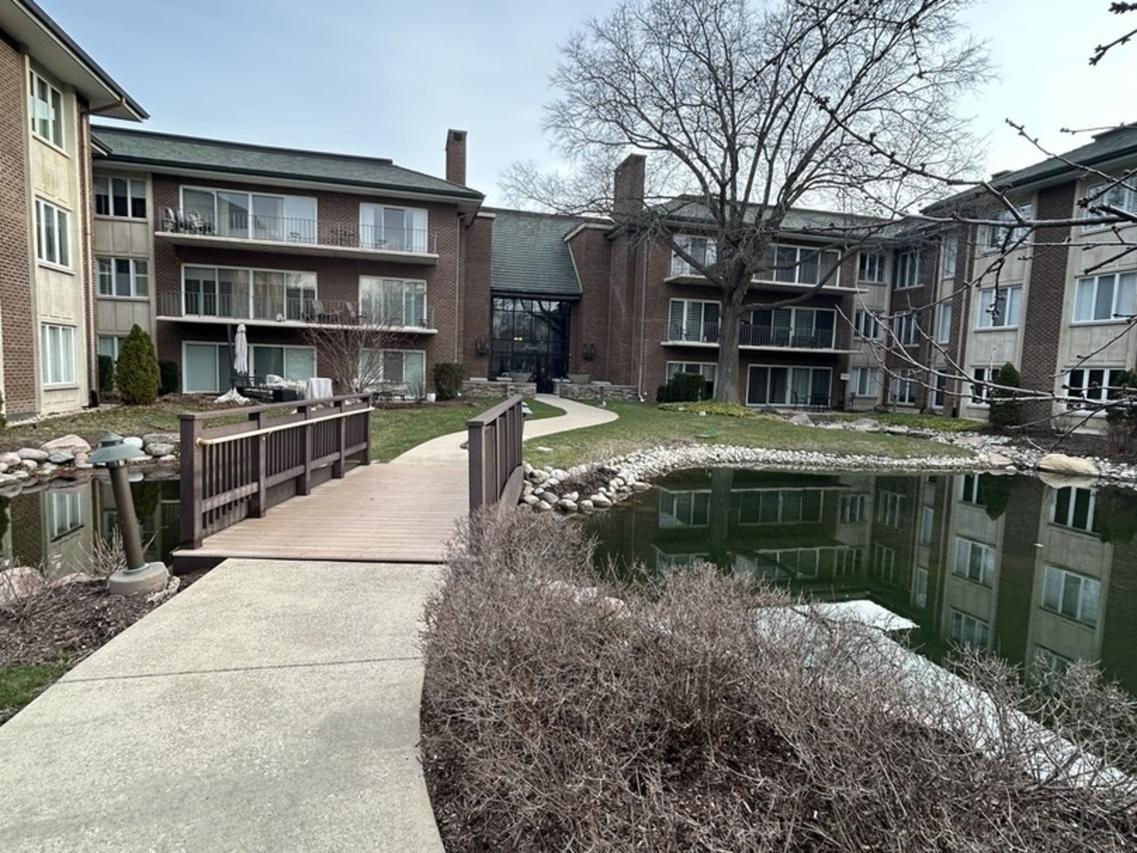 4 Oak Brook Club Dr. #G205, Oak Brook, IL 60523