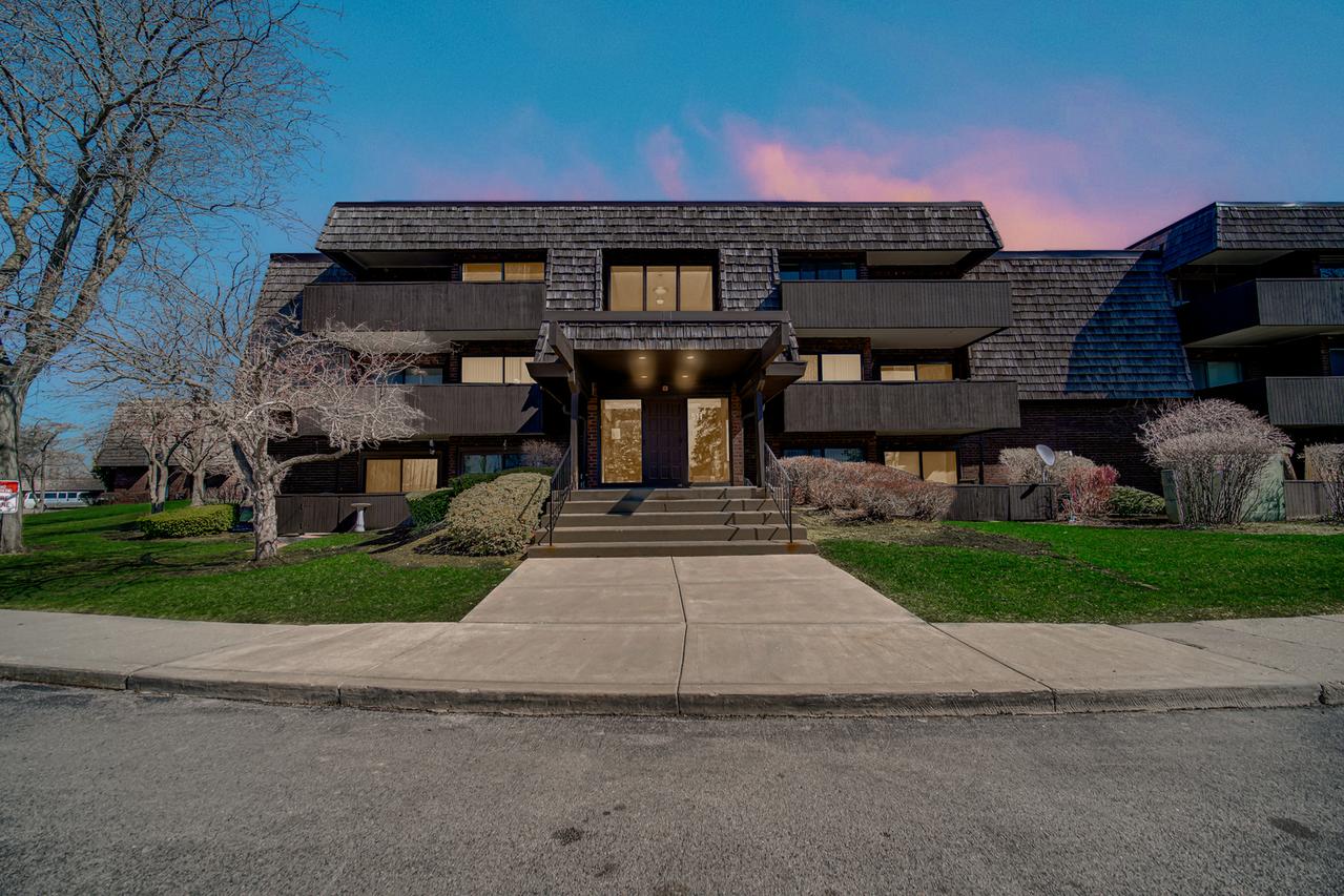 511 Timber Ridge Dr. #202, Carol Stream, IL 60188