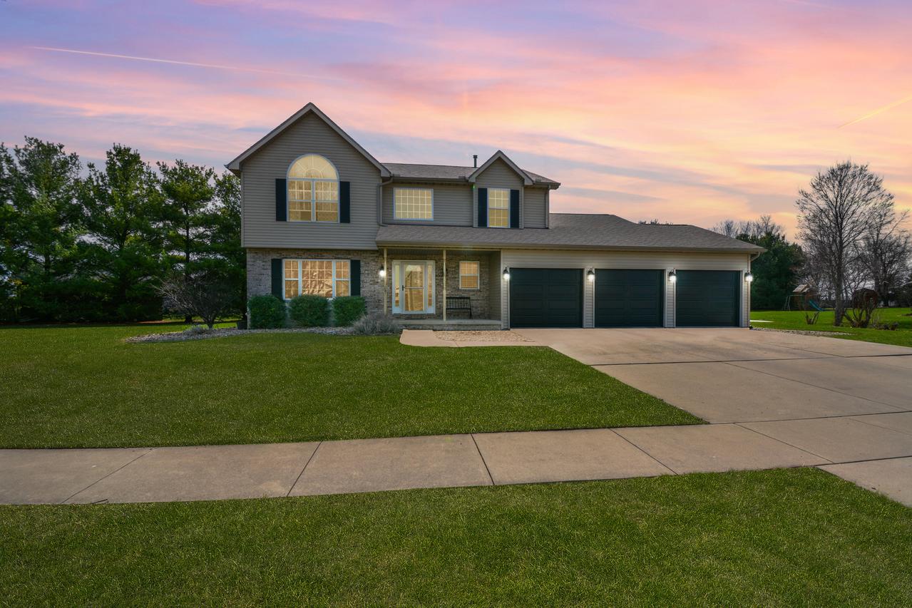 104 Hunter Ct., Hudson, IL 61748