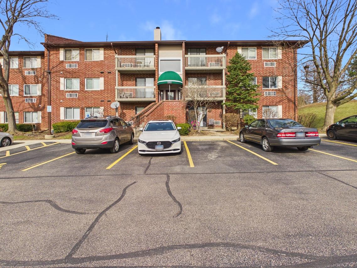 820 N Lakeside Dr. #2C, Vernon Hills, IL 60061