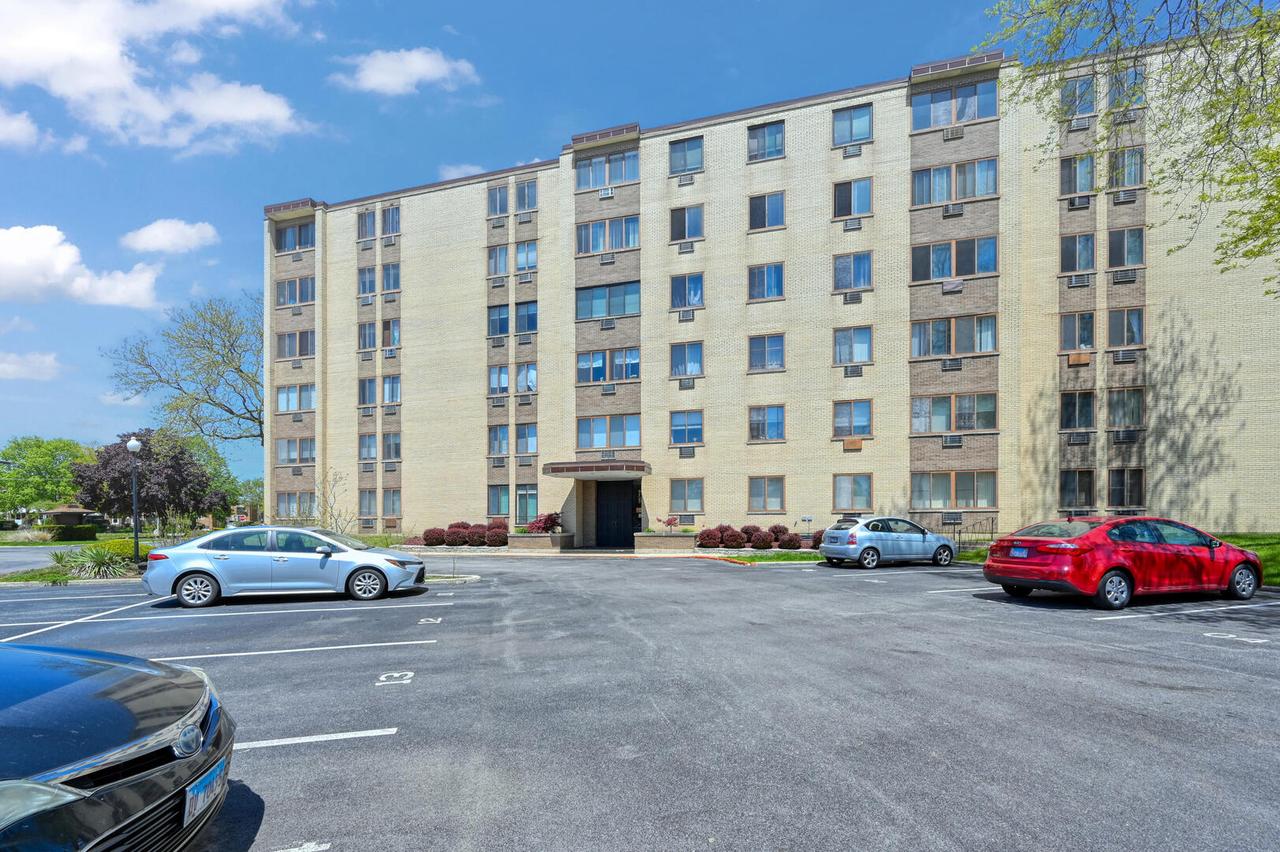9725 S Karlov Ave. #610, Oak Lawn, IL 60453