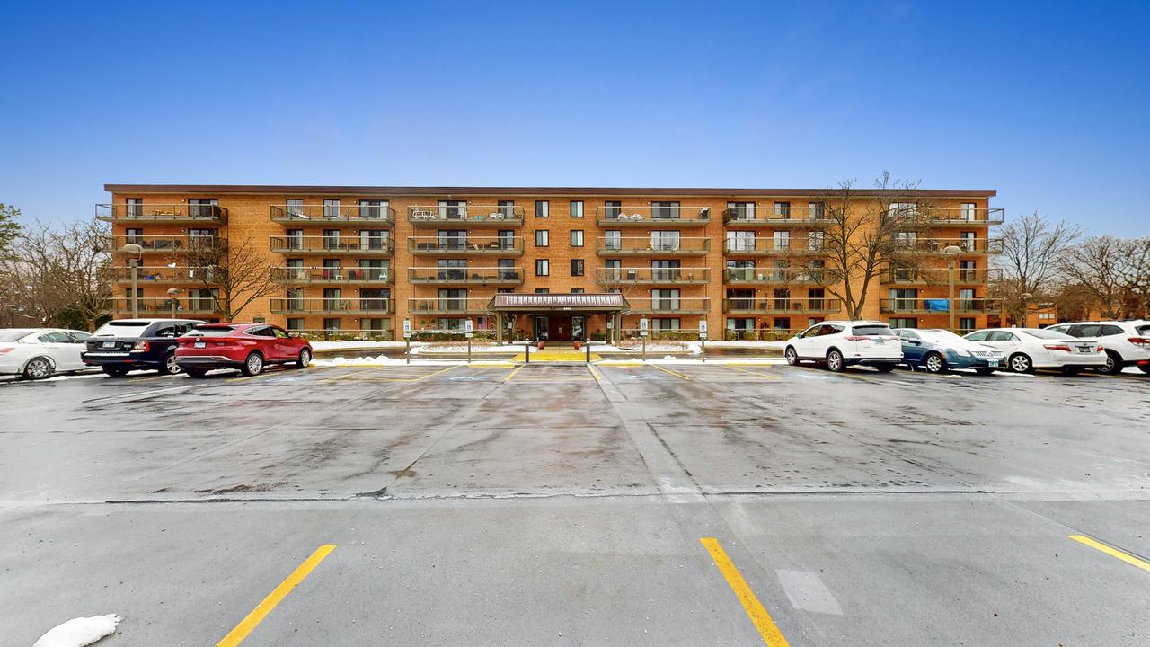 6443 Clarendon Hills Rd. #411K, Willowbrook, IL 60527