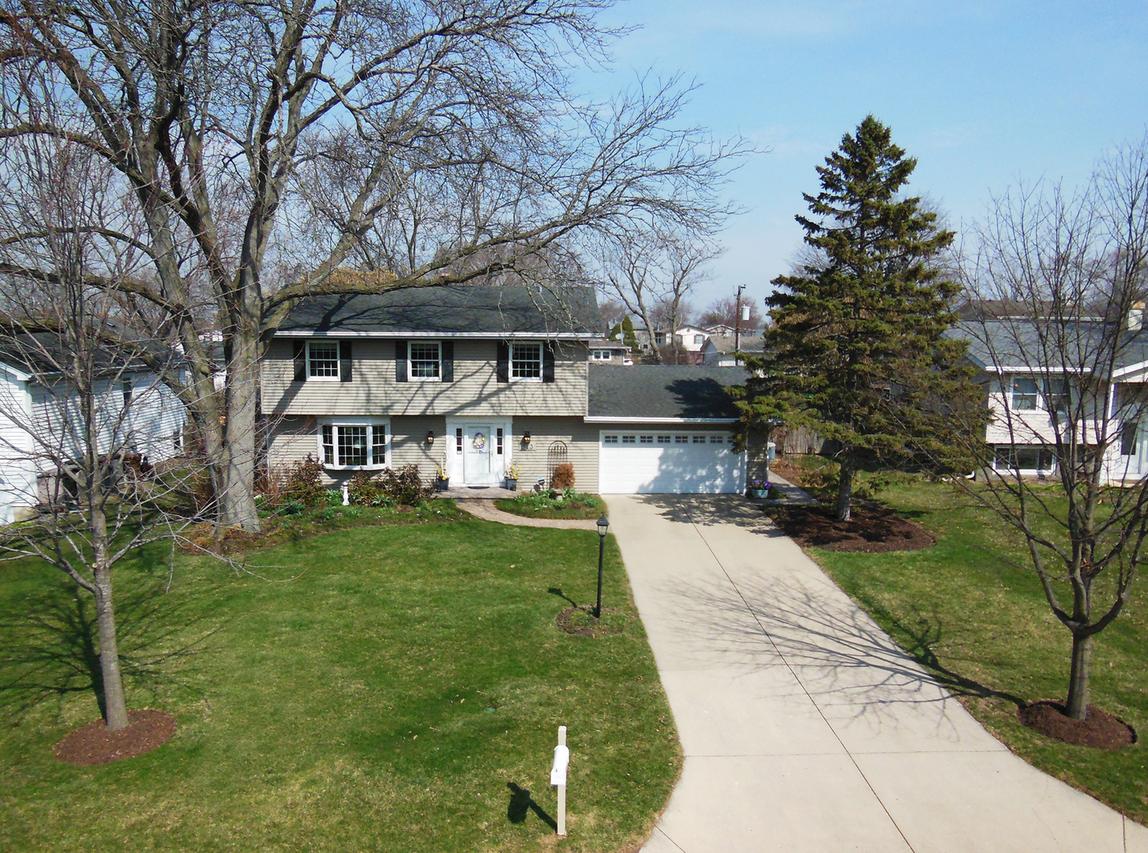 213 Arapahoe Tr., Carol Stream, IL 60188