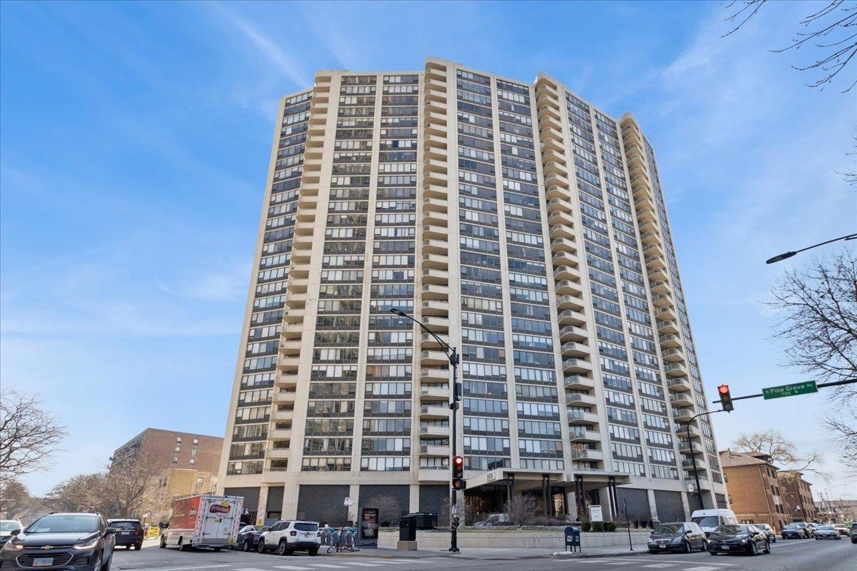3930 N Pine Grove Ave. #816, Chicago, IL 60613