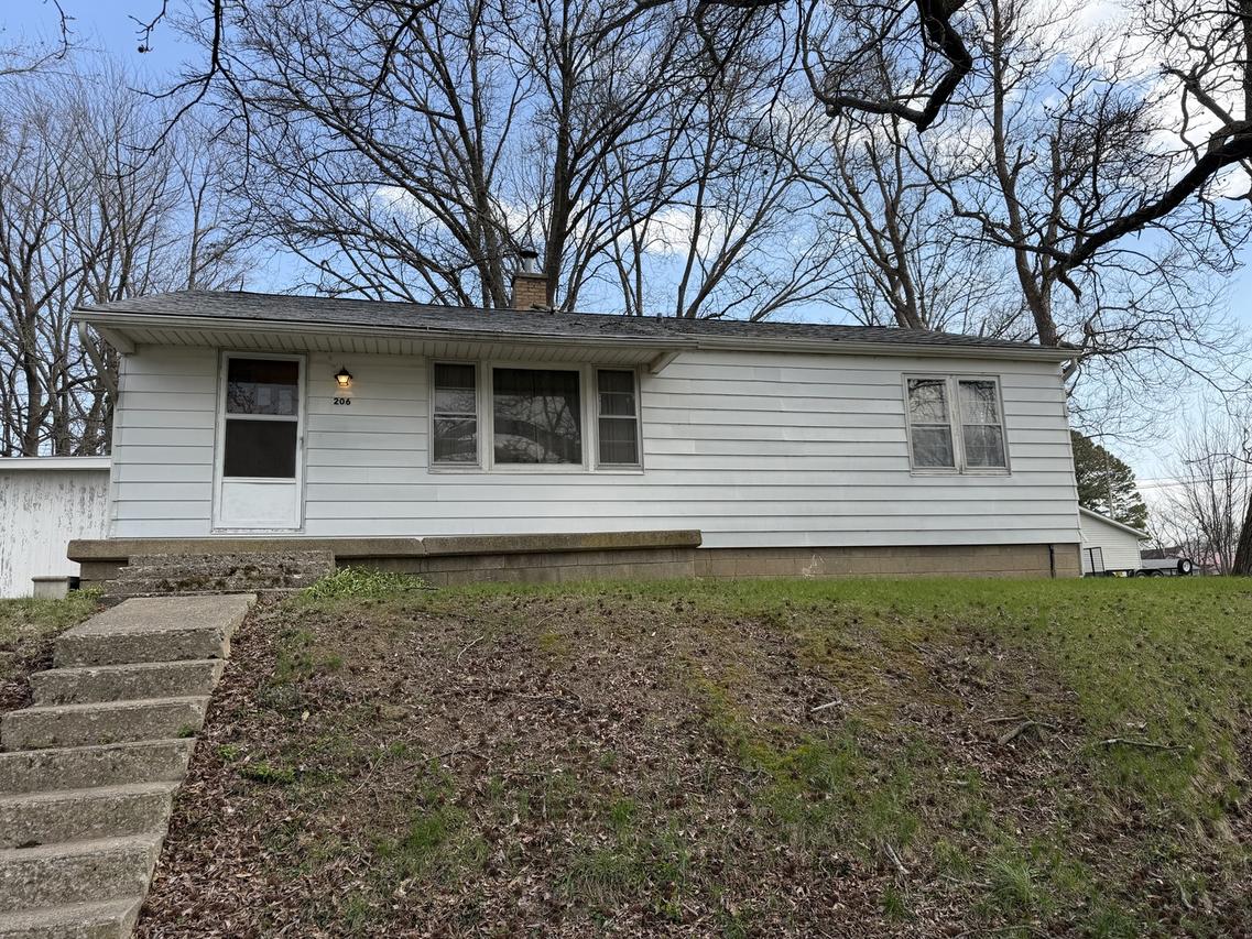206 S 1st St., Pinckneyville, IL 62274