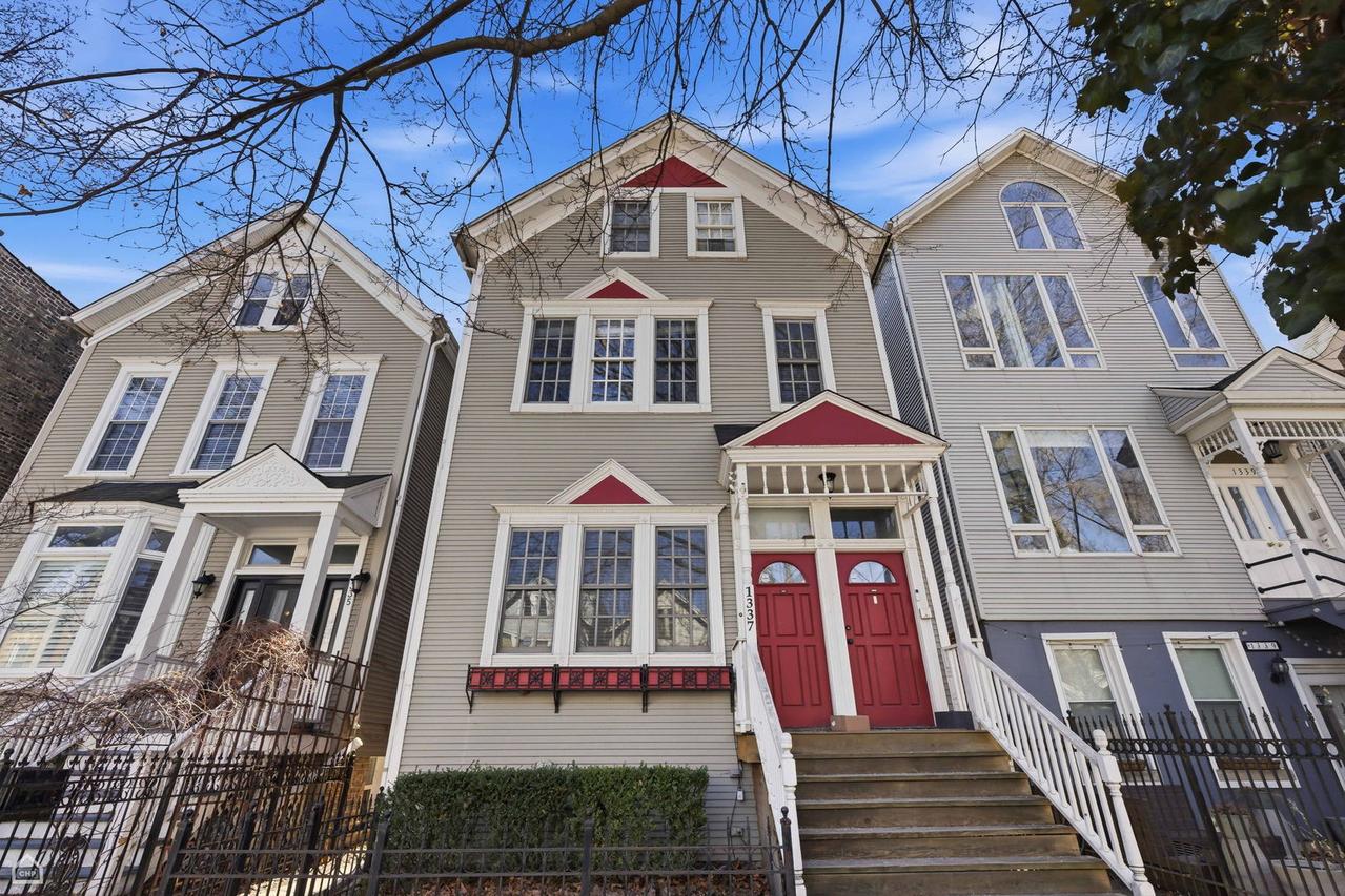 1337 W Barry Ave., Chicago, IL 60657