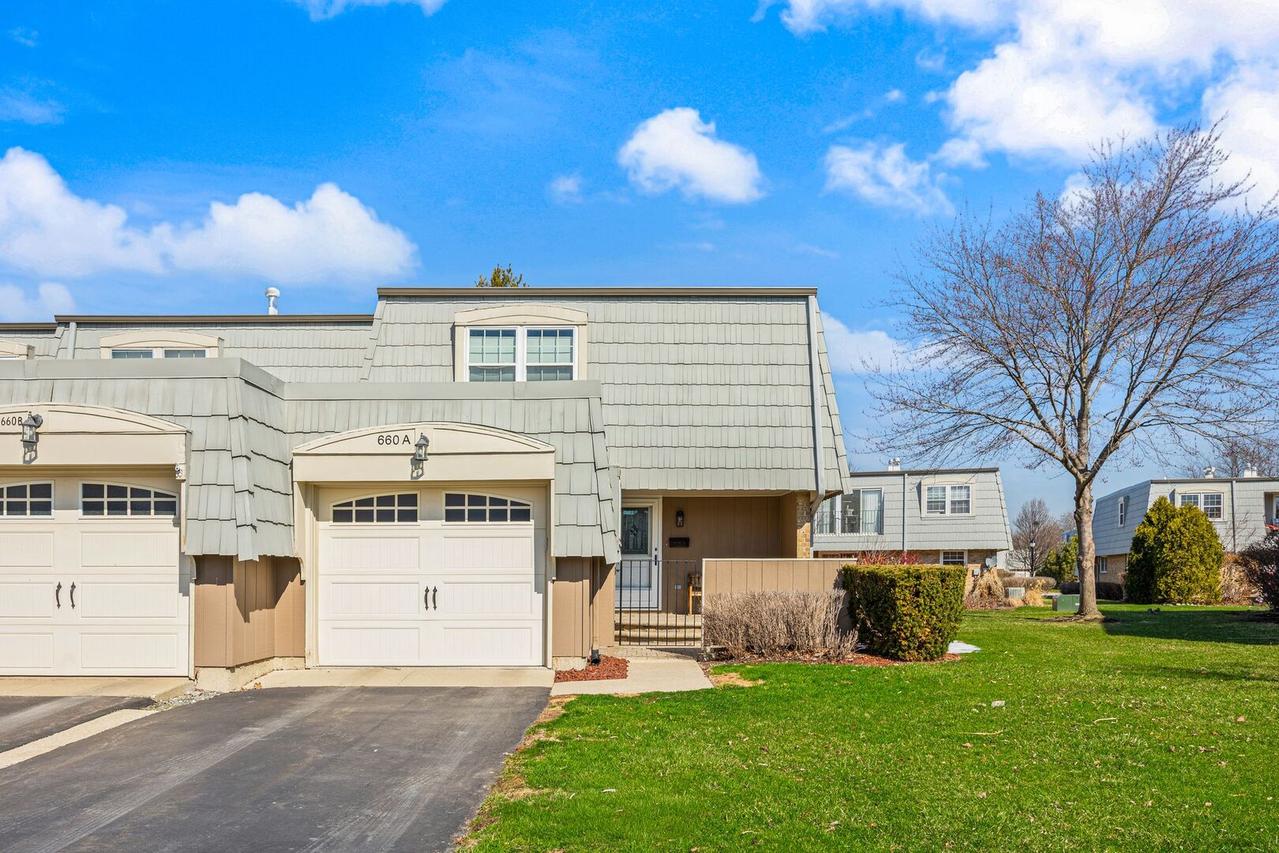 660 Versailles Ct. #A, Elk Grove Village, IL 60007