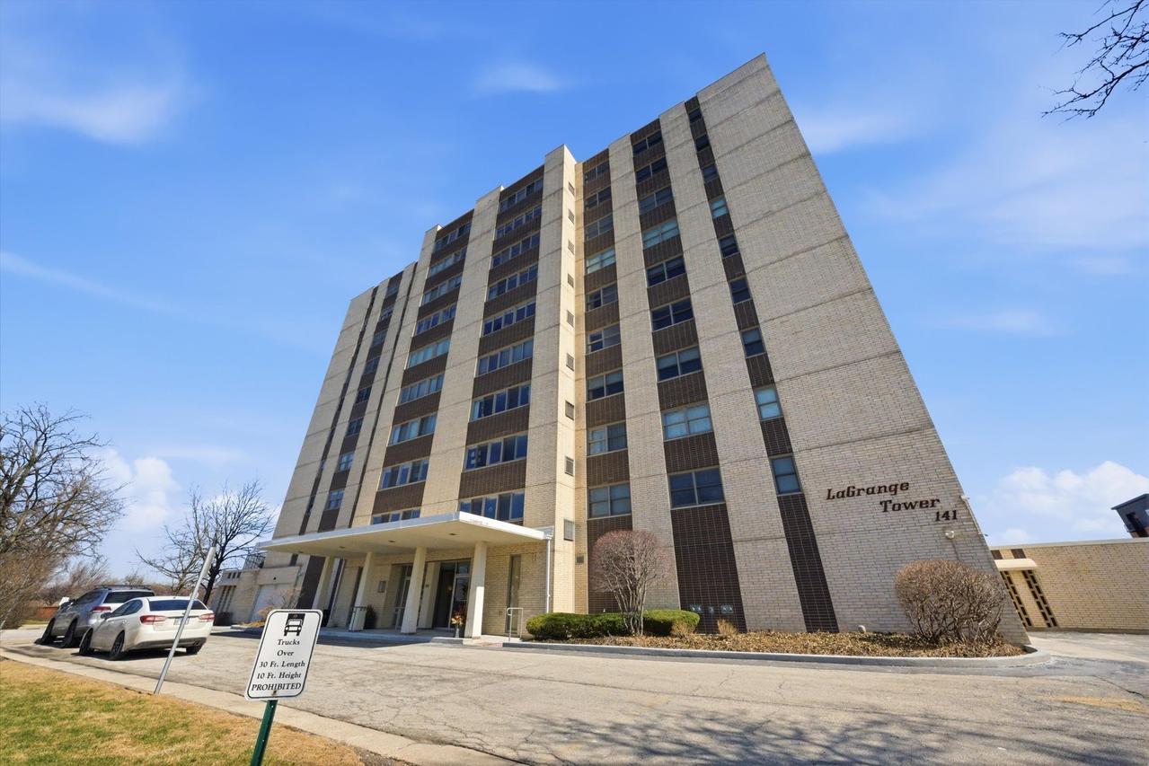 141 N La Grange Rd. #806, La Grange, IL 60525