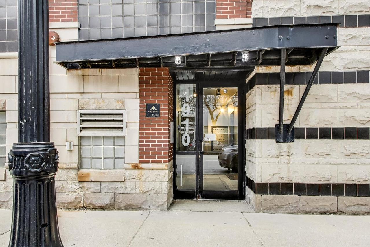 1910 S Michigan Ave. #202, Chicago, IL 60616