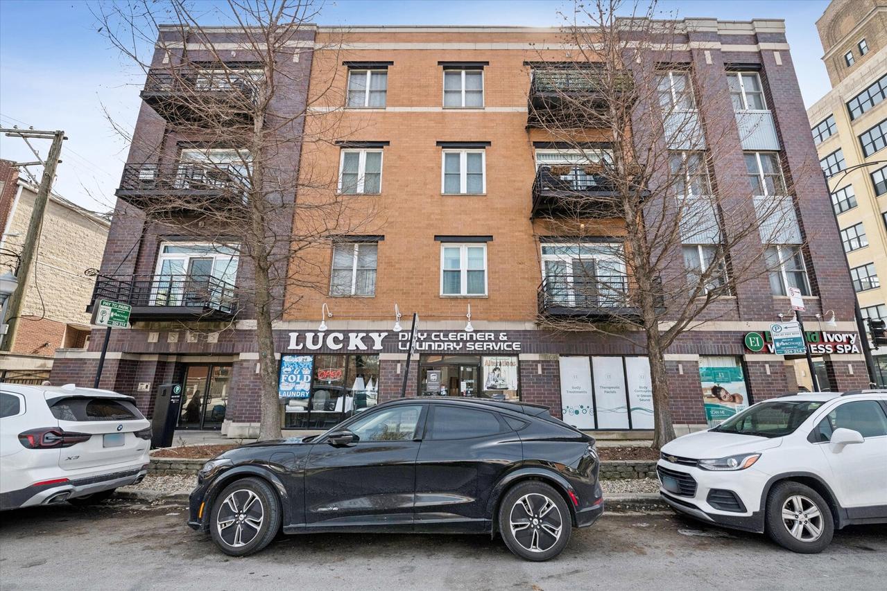 1555 W School St. #2B, Chicago, IL 60657