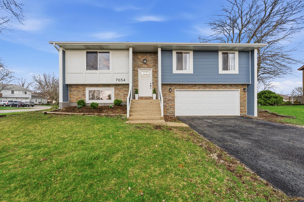 7654 W Moorefield Dr., Frankfort, IL 60423