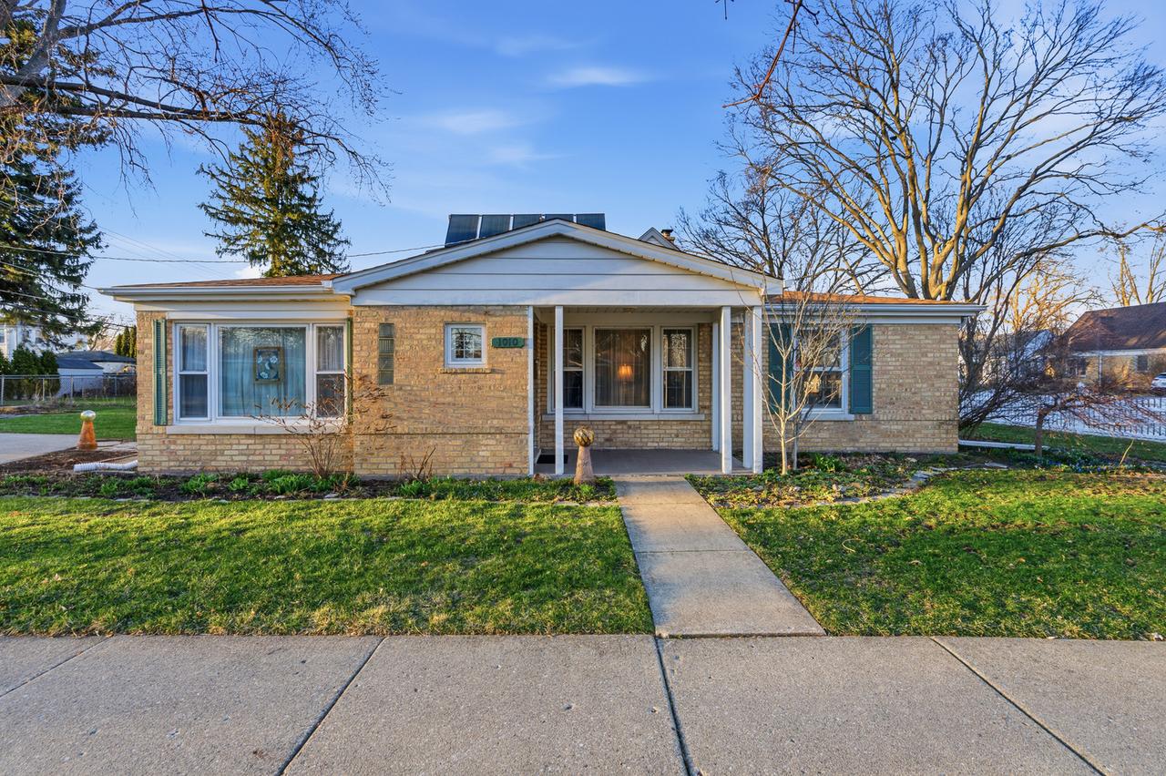 1010 W Elm St., Arlington Heights, IL 60004