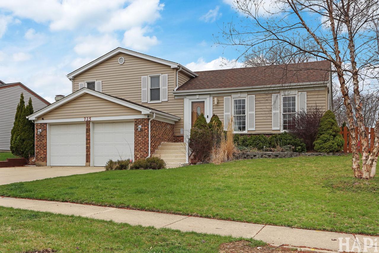 725 Buffalo Cir., Carol Stream, IL 60188