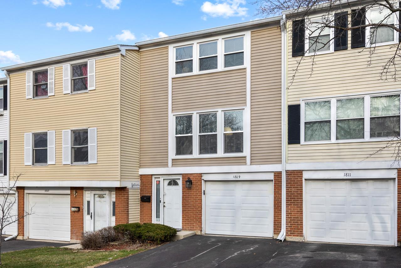 1809 Lancashire Ct., Schaumburg, IL 60194