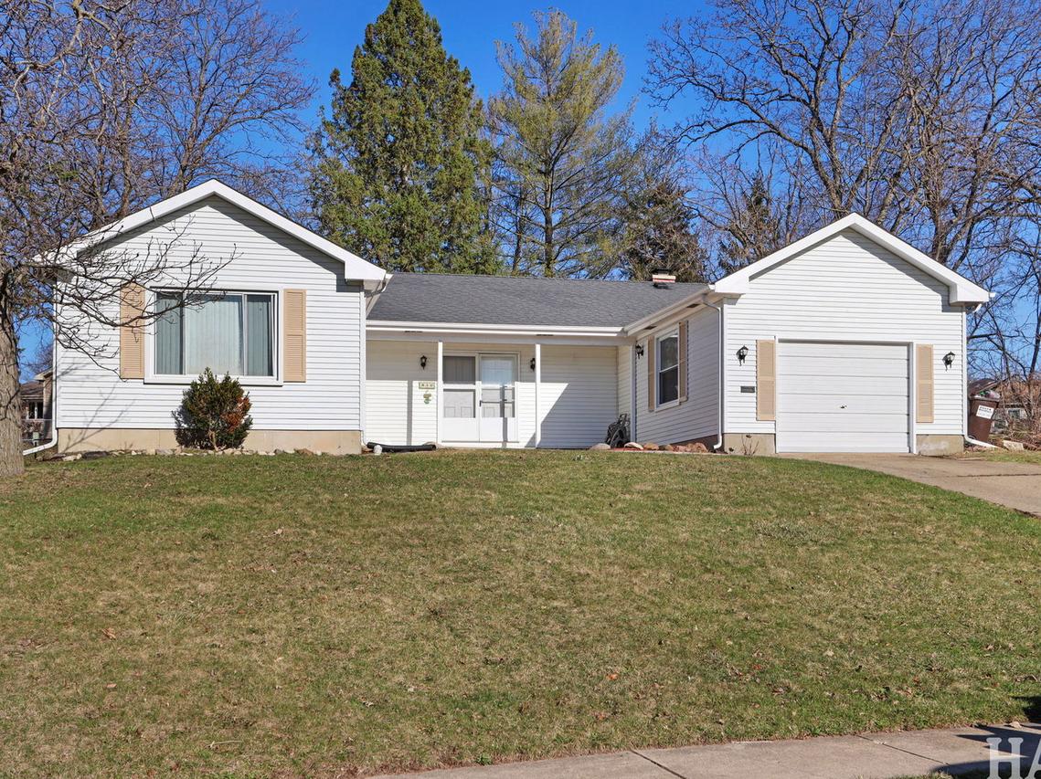 810 N Oakwood Dr., Mchenry, IL 60050