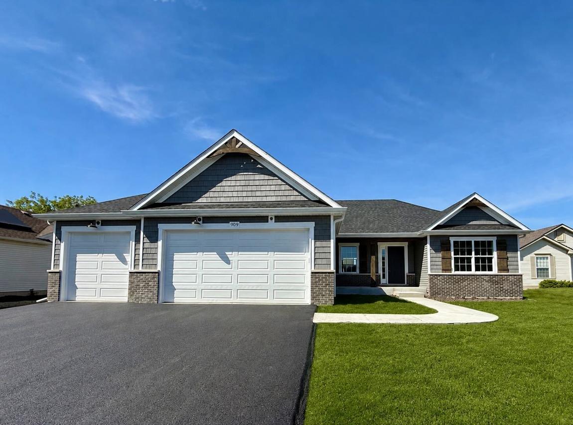 909 Bainbridge Ct., Sandwich, IL 60548