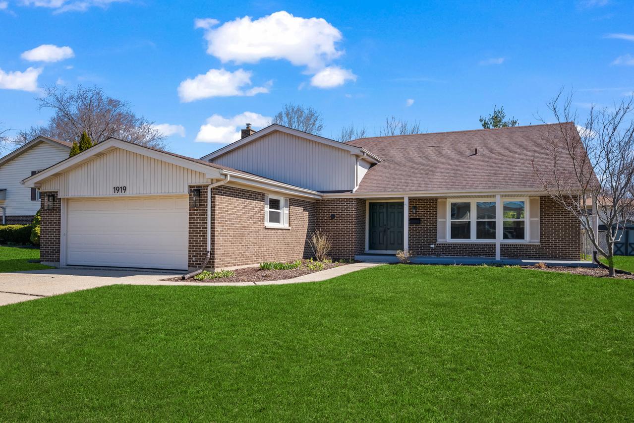 1919 N Pinetree Dr., Arlington Heights, IL 60004