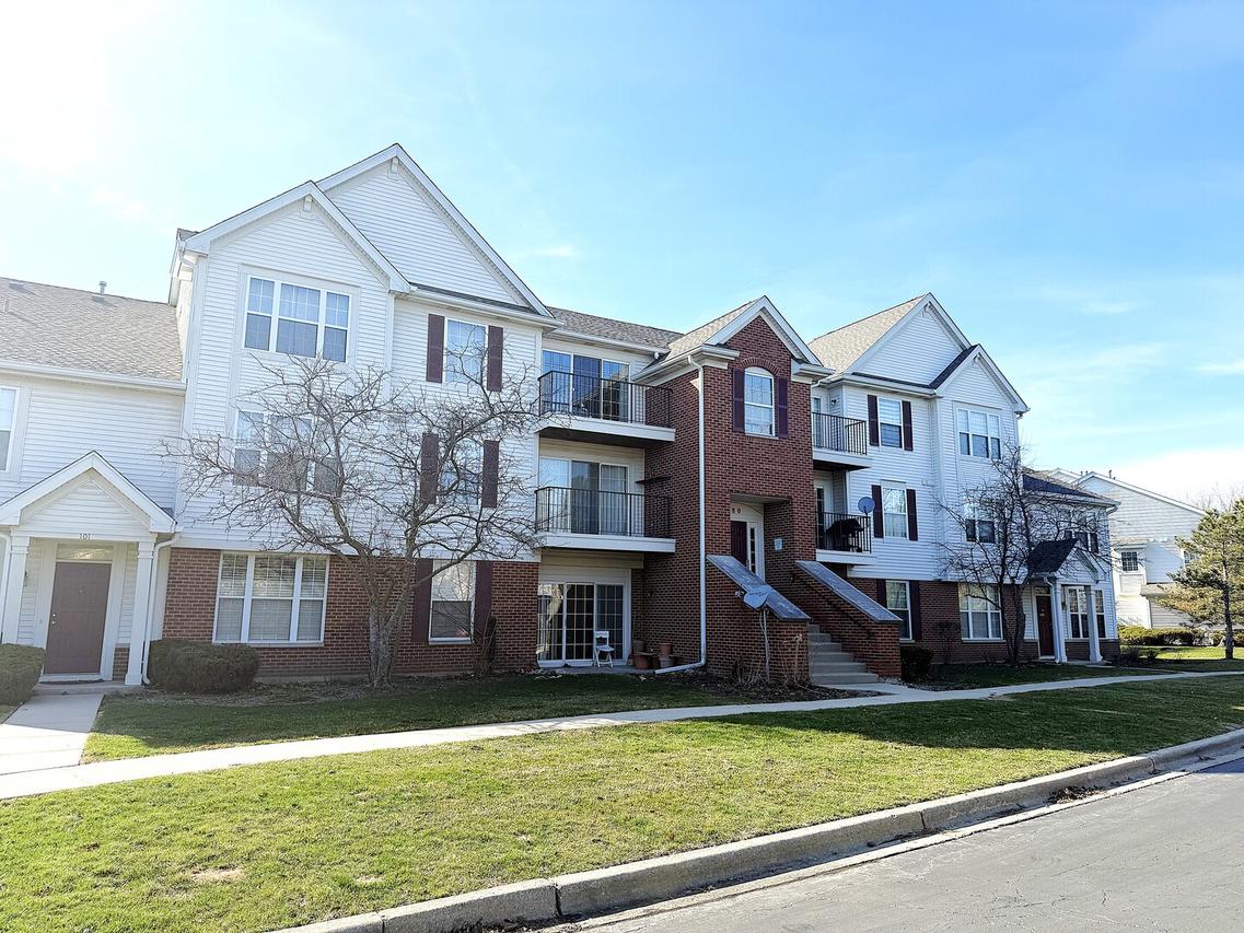 680 Mill Cir. #203, Wheeling, IL 60090