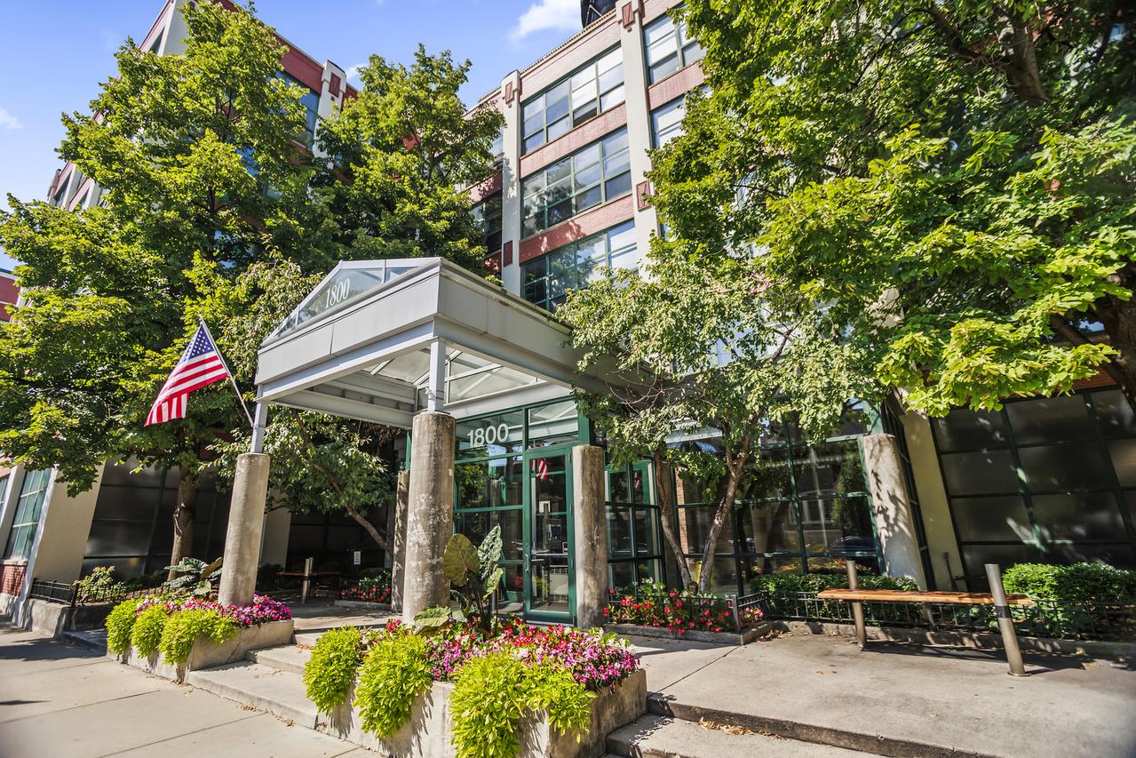 1800 W Roscoe St. #323, Chicago, IL 60657