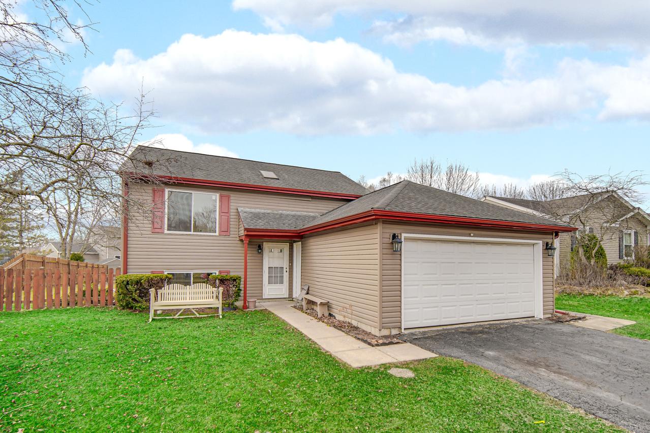 911 Wembley Dr., Island Lake, IL 60042