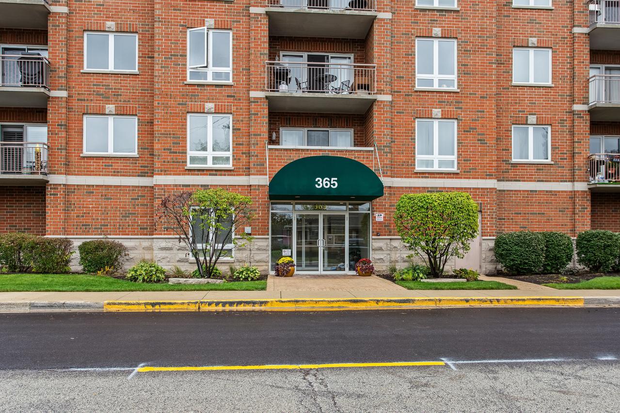 365 Graceland Ave. #205A, Des Plaines, IL 60016