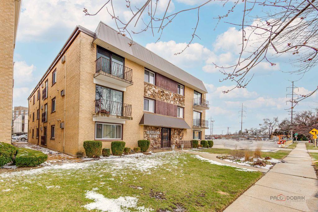 915 Graceland Ave. #2C, Des Plaines, IL 60016