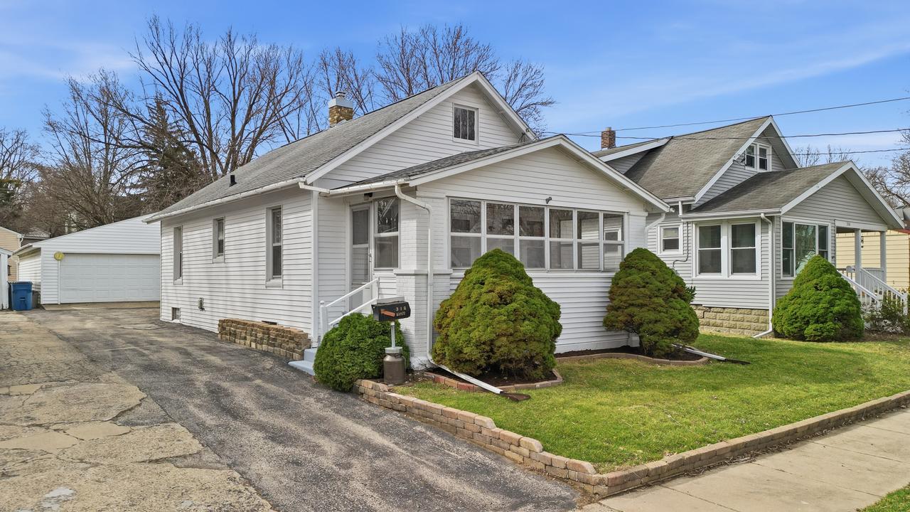 318 Spruce St., Dixon, IL 61021