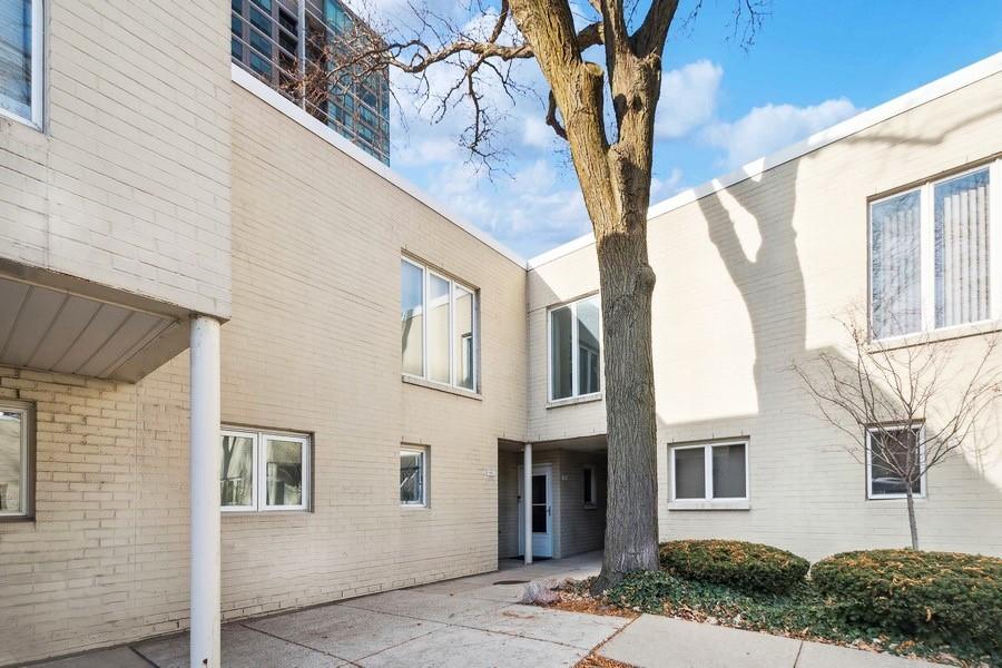 982 S Park Ter., Chicago, IL 60605