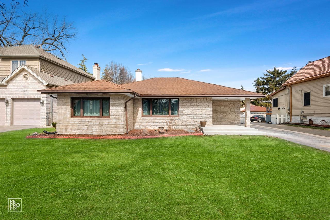 221 E Grantley Ave., Elmhurst, IL 60126