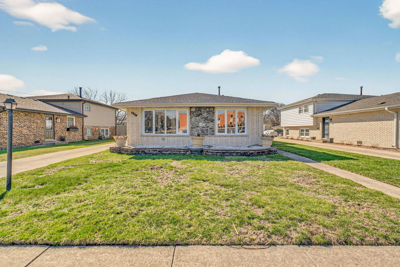 9124 Meade Ave., Oak Lawn, IL 60453