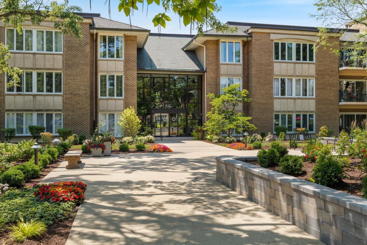 2 Oak Brook Club Dr. #C303, Oak Brook, IL 60523
