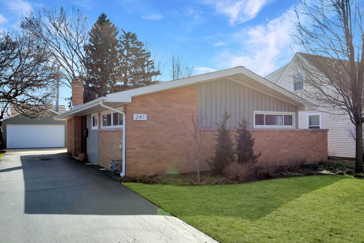 241 Lincoln St., Glenview, IL 60025