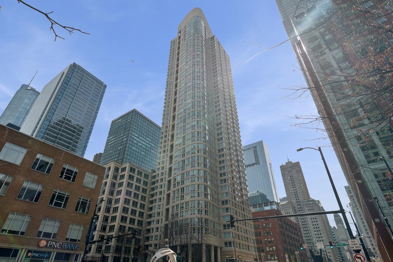 345 N La Salle Dr. #1706, Chicago, IL 60654