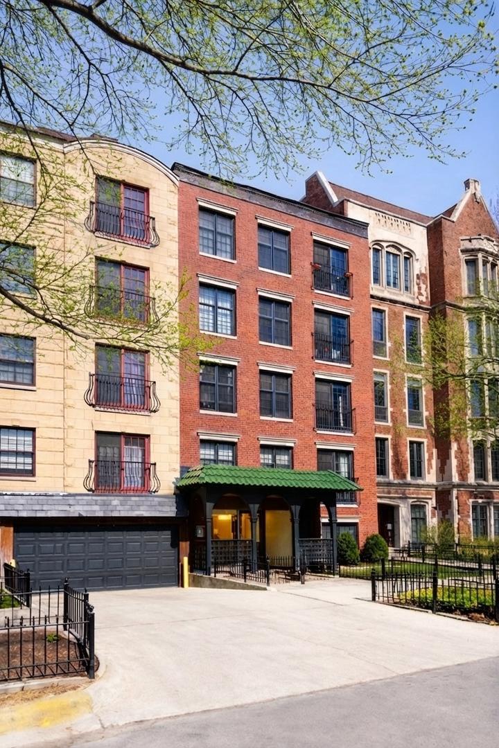 512 W Barry Ave. #205, Chicago, IL 60657