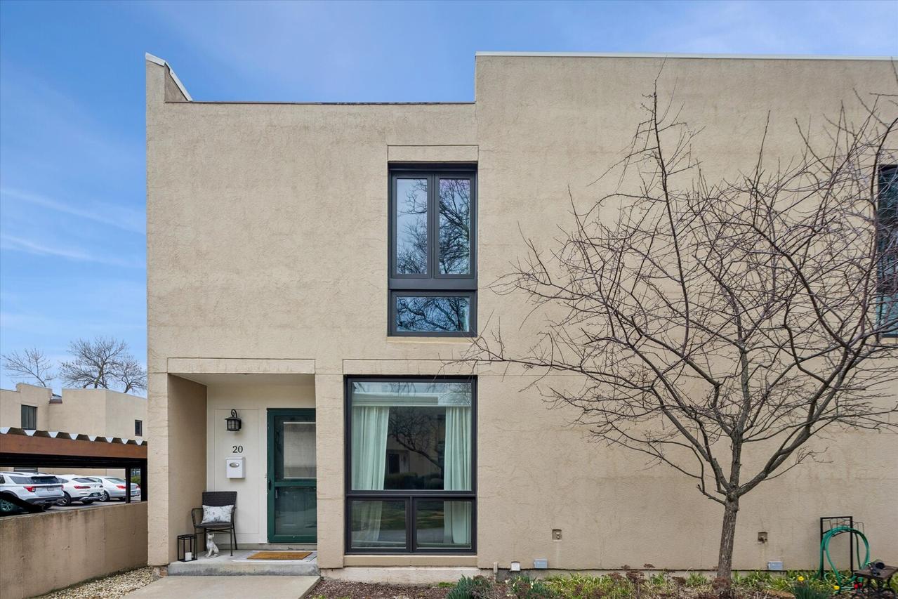 20 Oak Tree Ct., Elmhurst, IL 60126