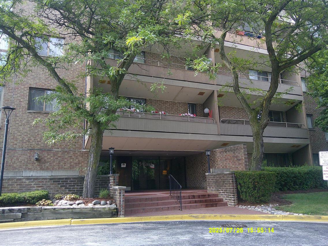 5 E Carriageway Dr. #210, Hazel Crest, IL 60429