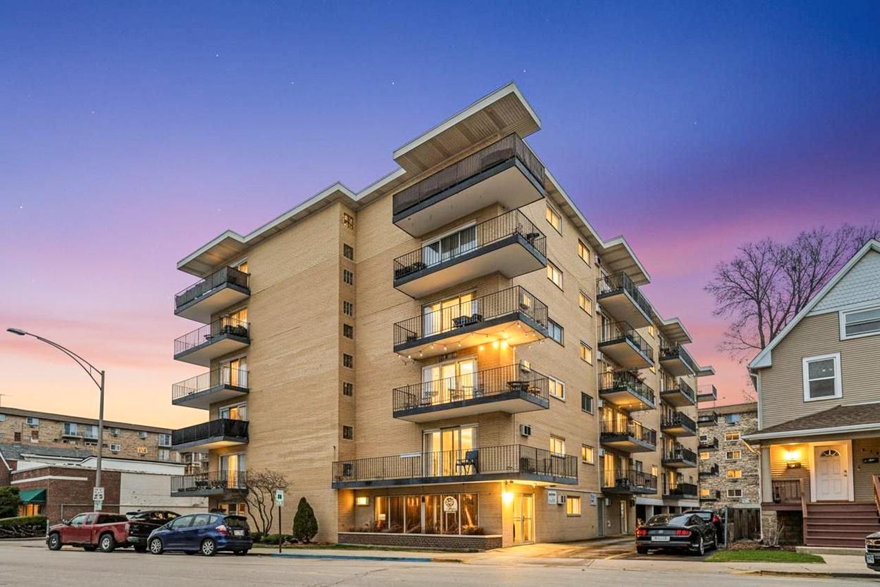 320 Circle Ave. #404, Forest Park, IL 60130