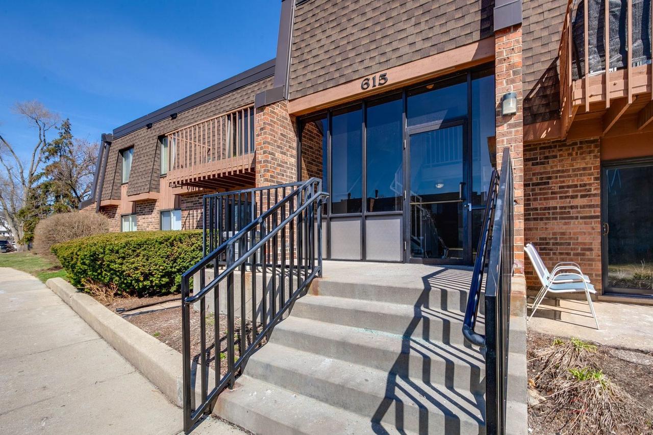 615 Tralee Ct. #1C, Schaumburg, IL 60193