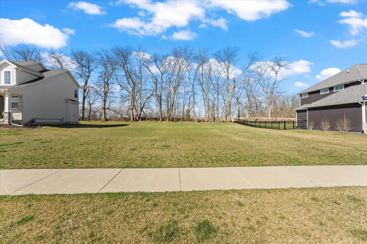 1215 Briarwood Ln., Mahomet, IL 61853