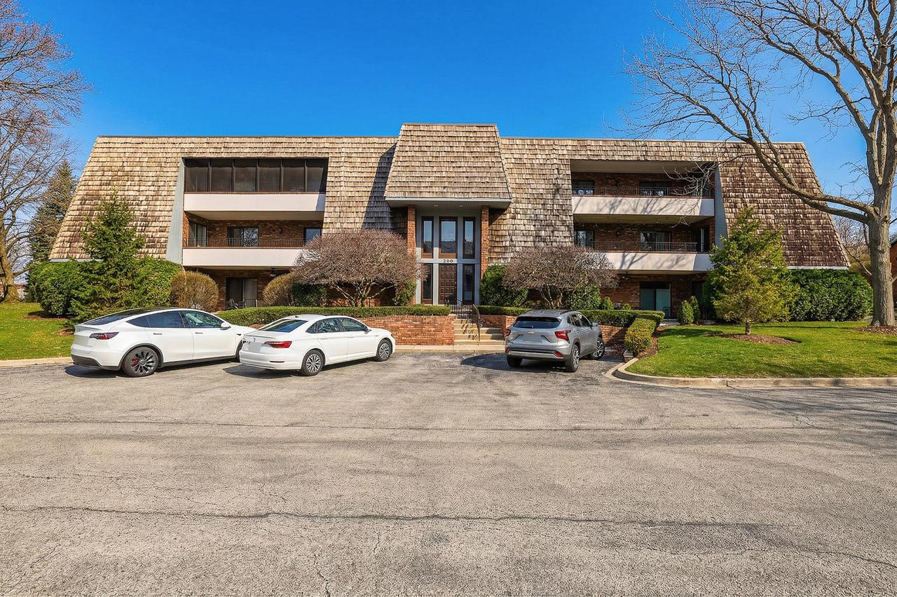 200 Red Top Dr. #302, Libertyville, IL 60048