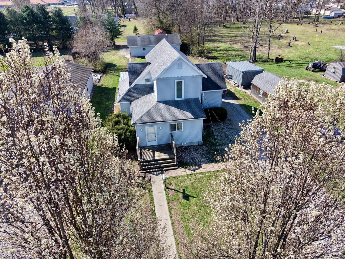 542 Vincennes Ave., Flora, IL 62839