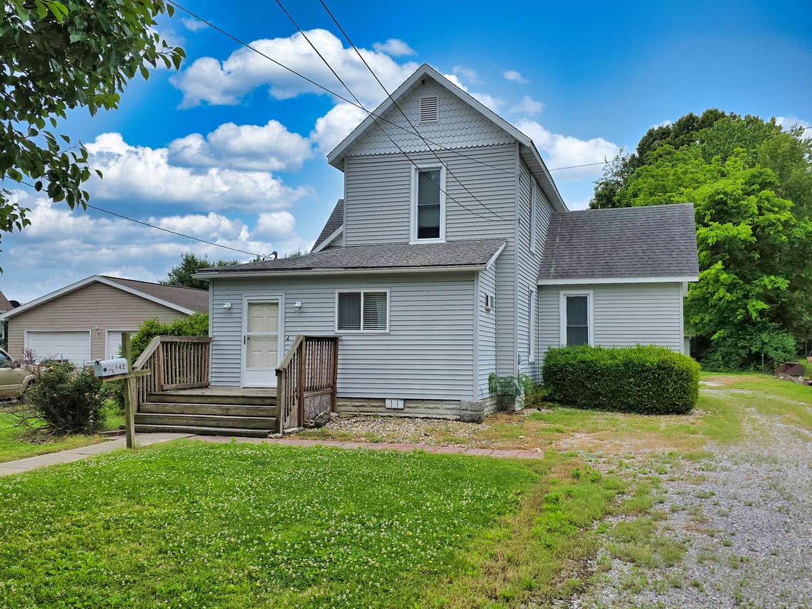 542 Vincennes Ave., Flora, IL 62839