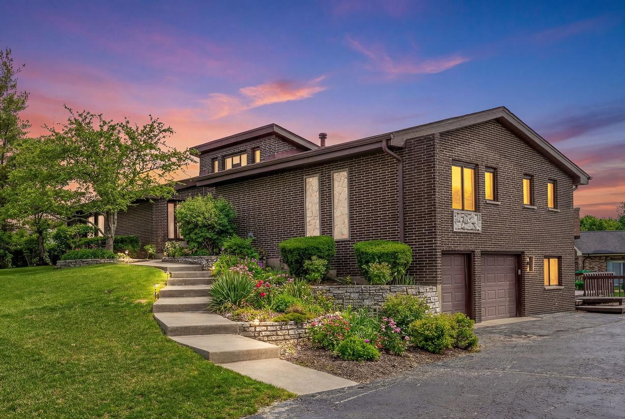 8405 Carriage Green Dr., Darien, IL 60561