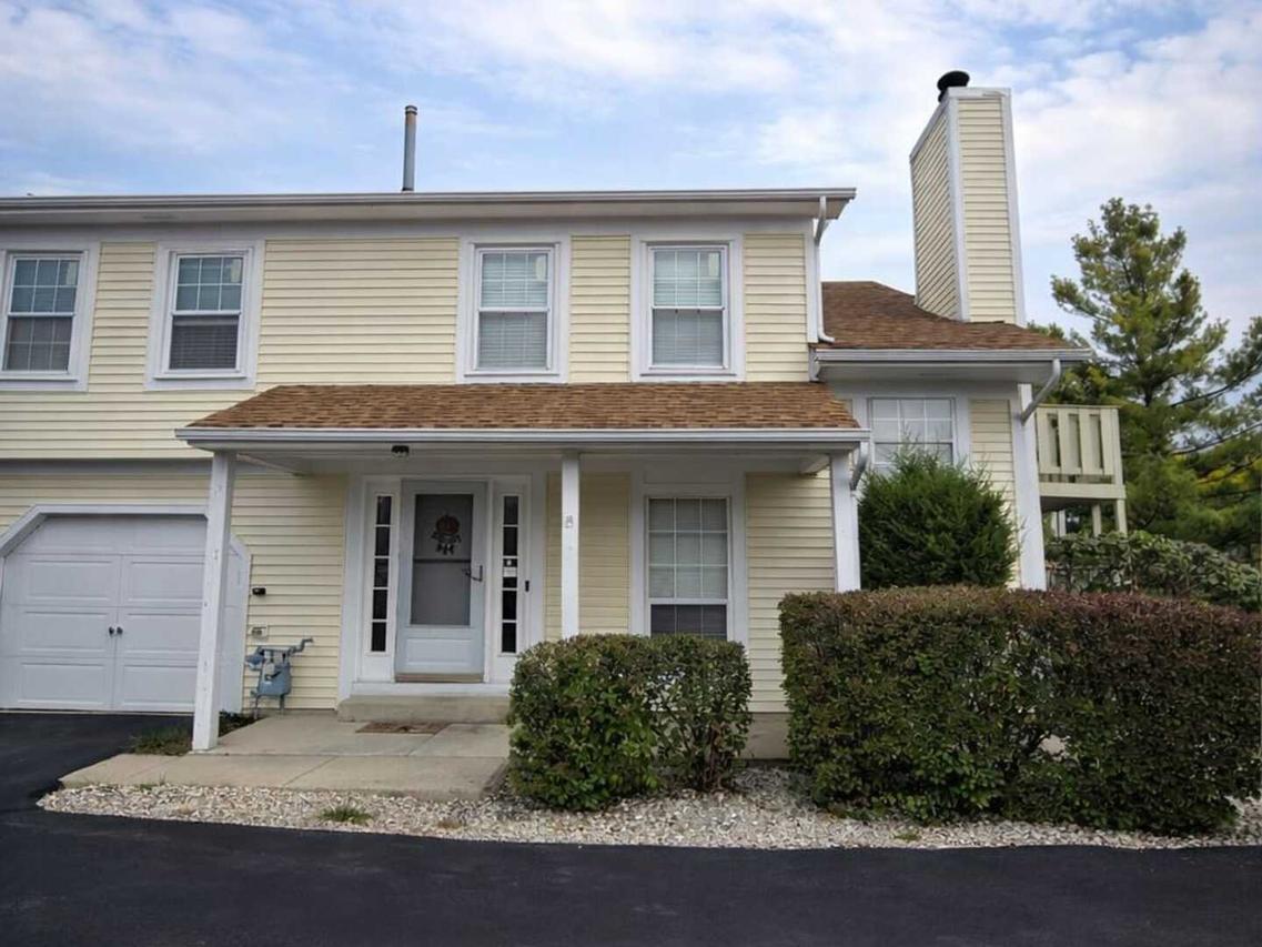 216 Whitewood Dr., Streamwood, IL 60107