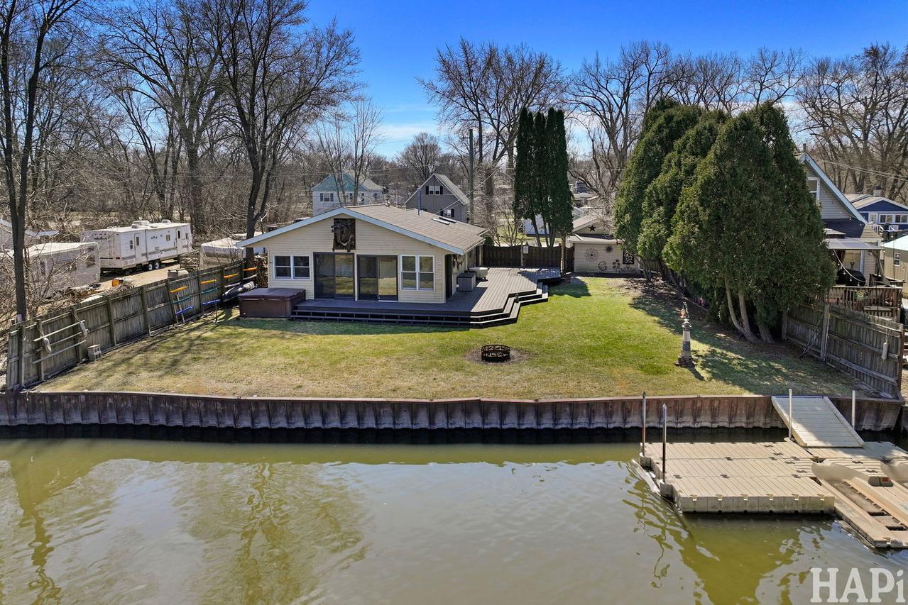 1319 Nippersink Dr., Spring Grove, IL 60081