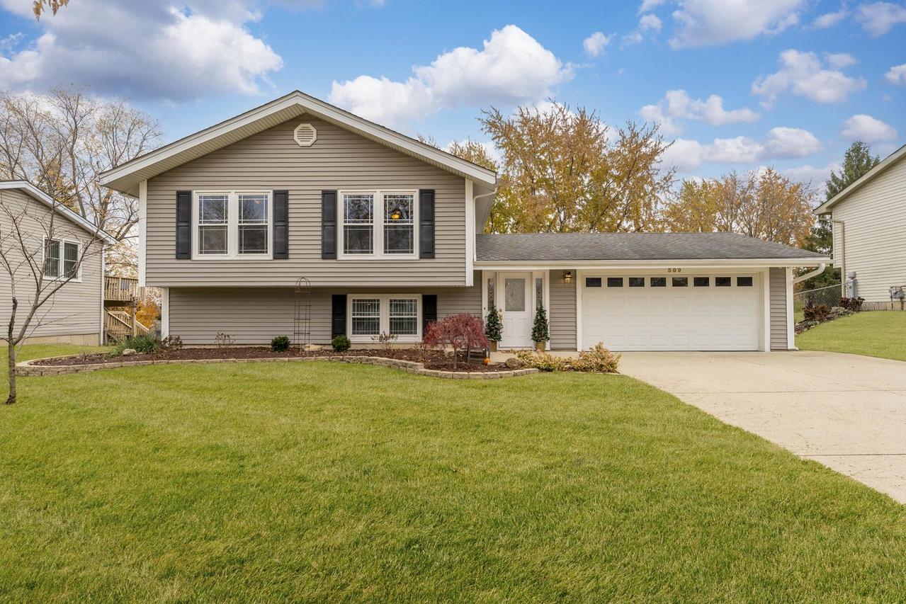 309 Plymouth Ln., Bloomingdale, IL 60108