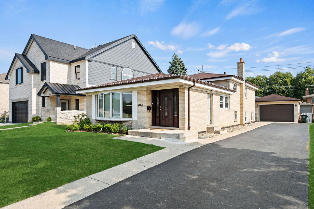 8821 Congress Park Ave., Brookfield, IL 60513