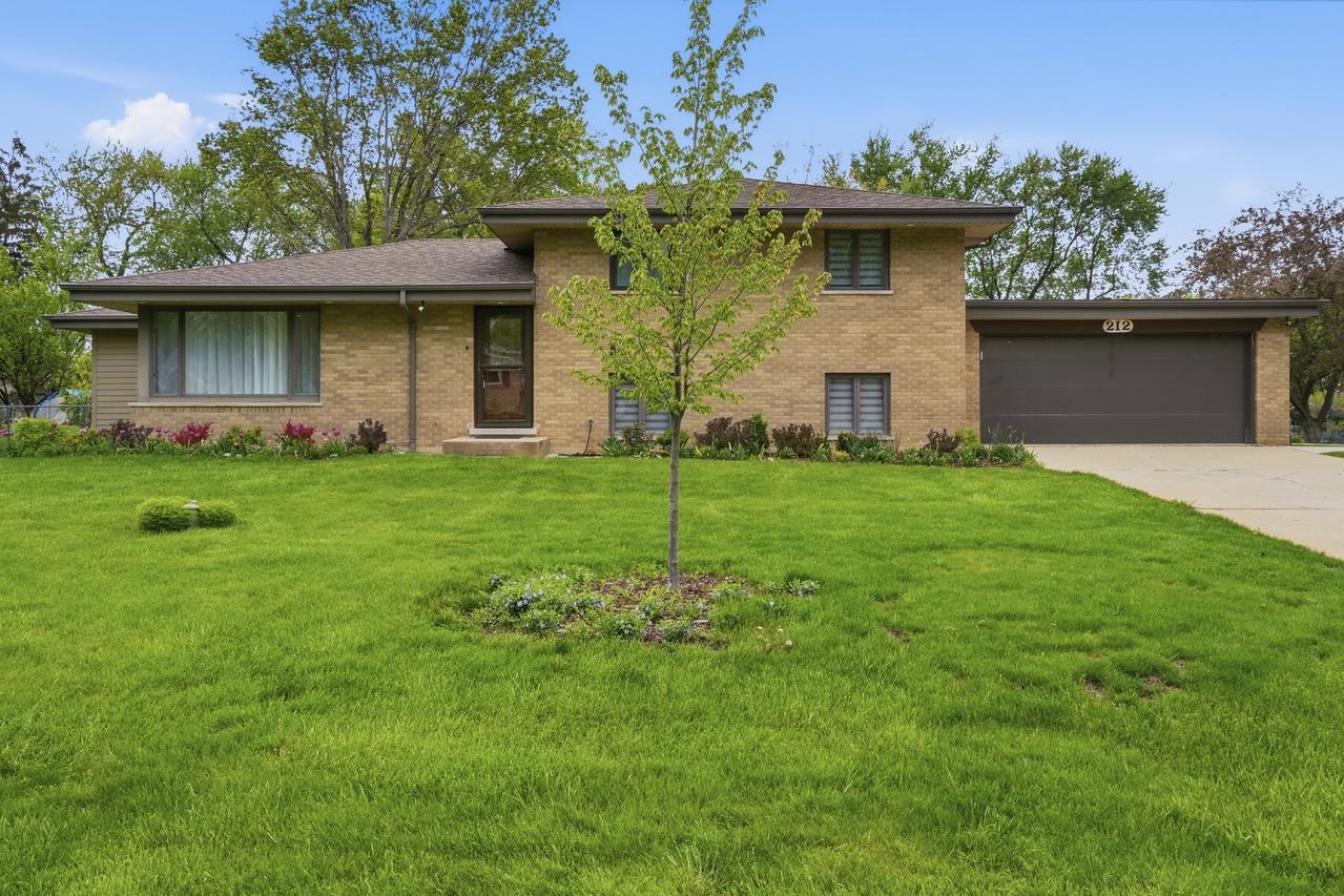 212 E Monterey Ave., Schaumburg, IL 60193