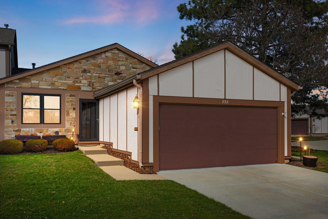 933 Wheaton Oaks Dr., Wheaton, IL 60187